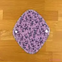 LanaLuna wasbaar inlegkruisje met flanel paars met zwarte bloemetjes